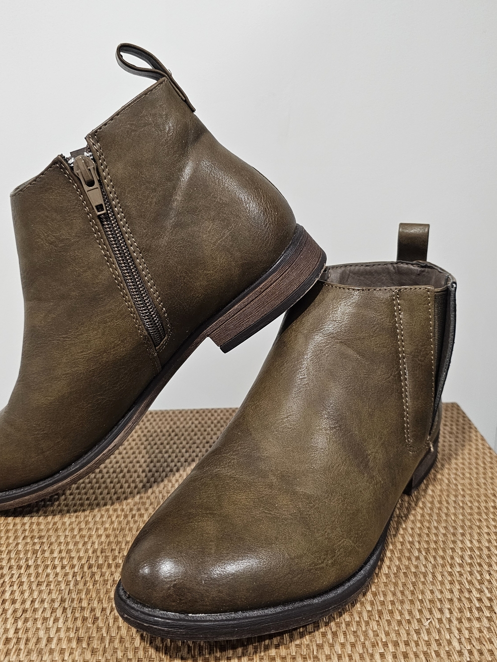 Olive Green Chelsea Ankle Boots Sz.7 Minimalist Low Heel  Casual Boho Festival - Picture 12 of 13